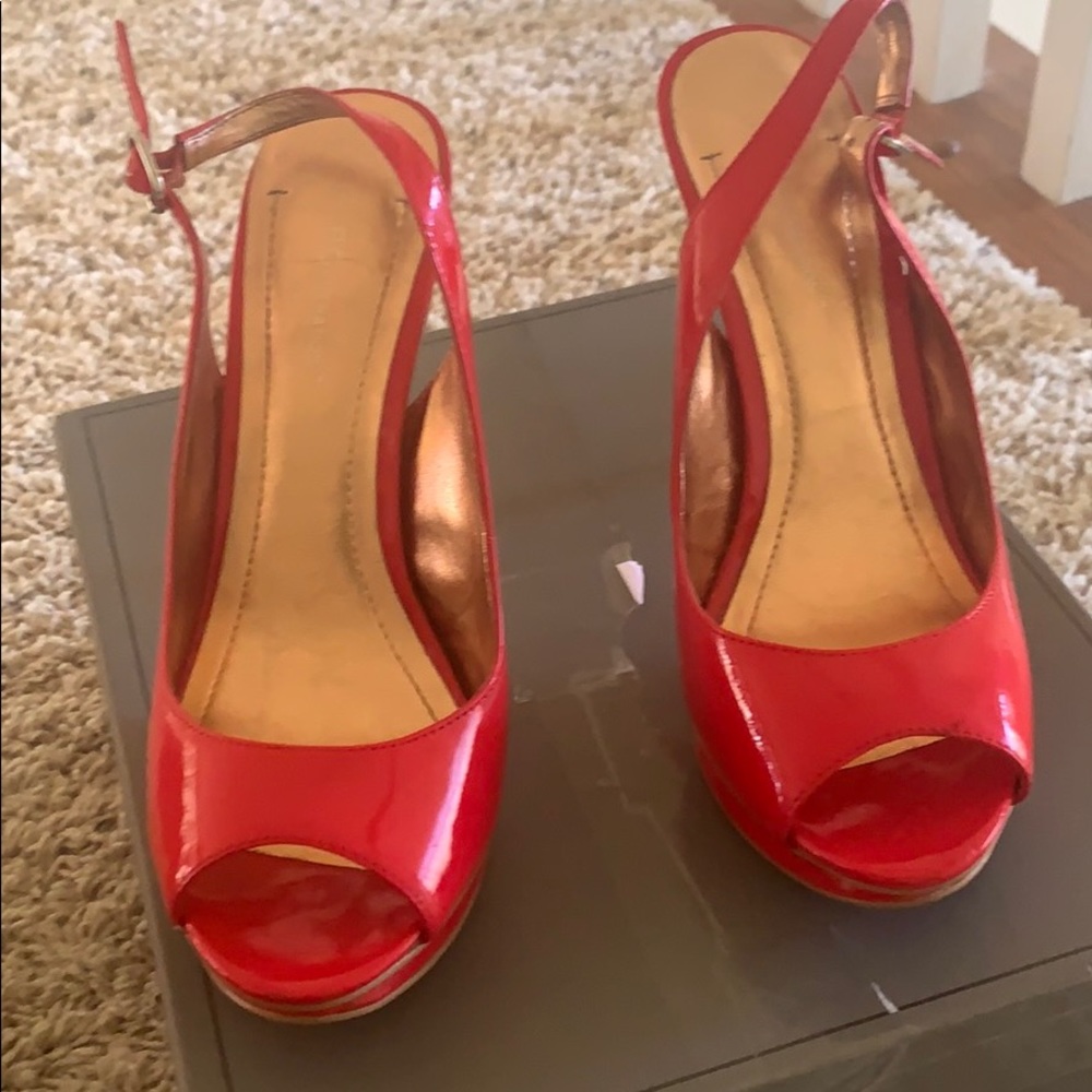 Selling these shoes very comfortable